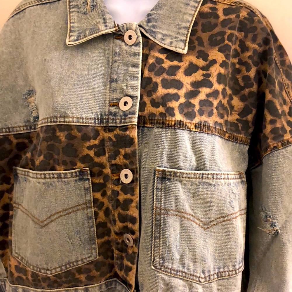 New Pol brand cheetah distressed light wash distressed jean jacket size small